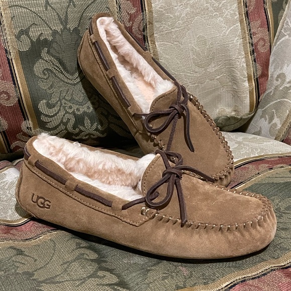 UGG Dakota Slipper Women. Size 6 Women 
N18-02 - Picture 2 of 7